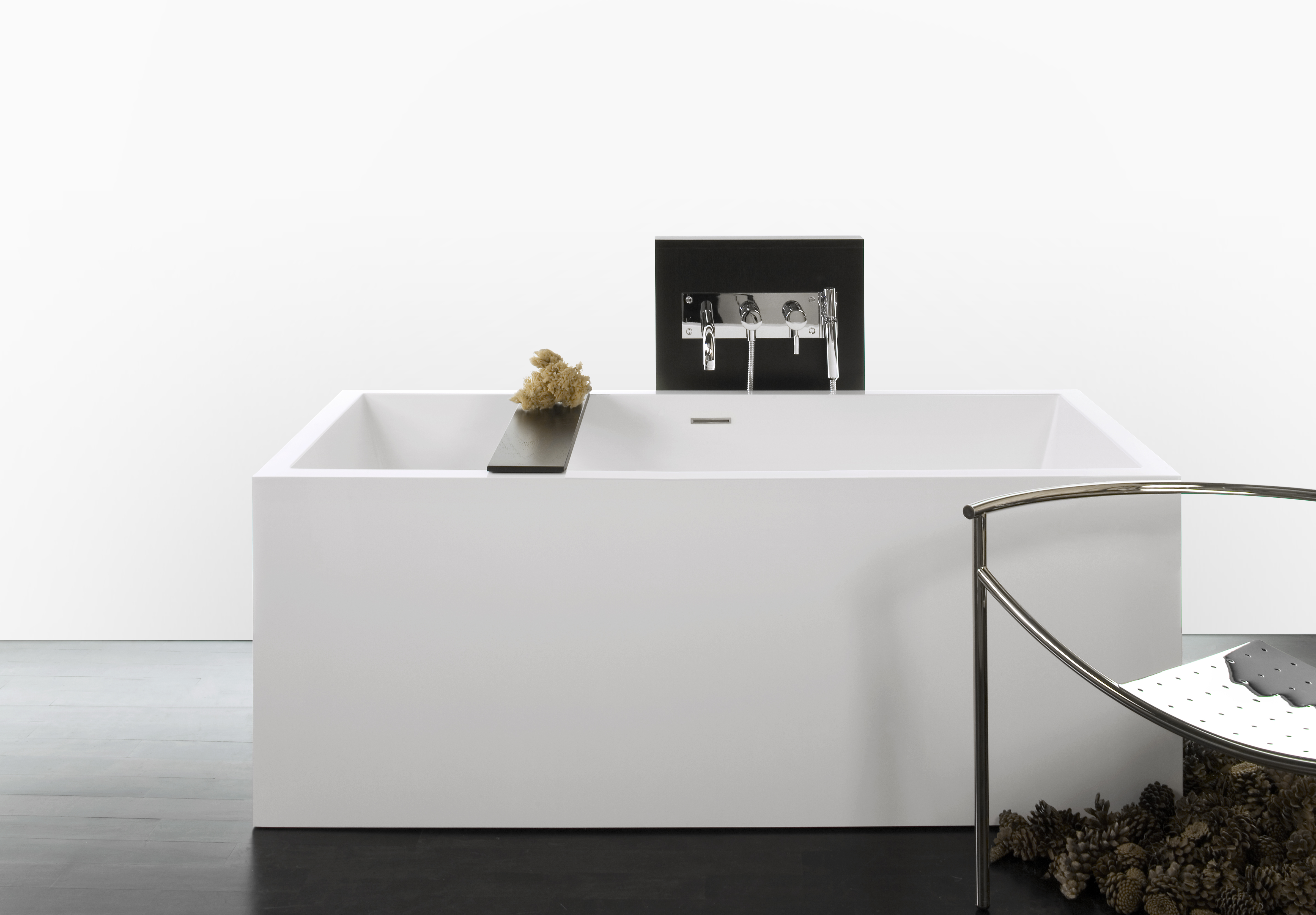 Alcove tub with white finish