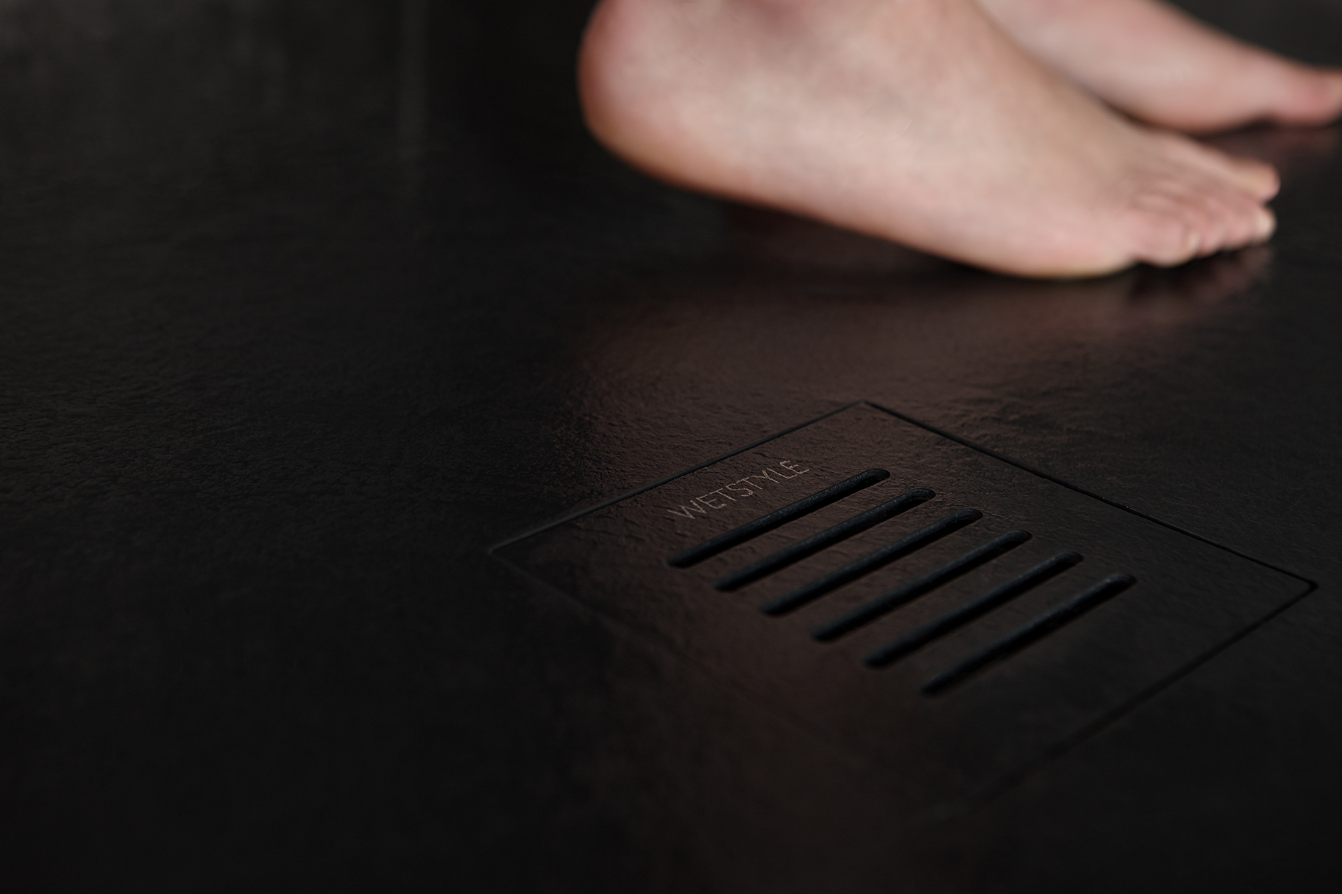 FEEL_DFL7242C_Black-Slate_Drain-Close-up